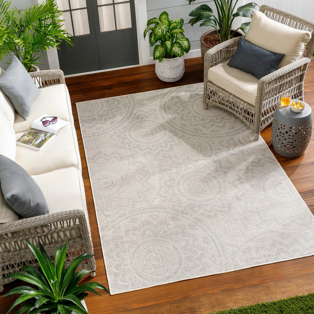 KELLY Indoor & Outdoor Cottage Light Grey/Cream Area Rug Roomscene