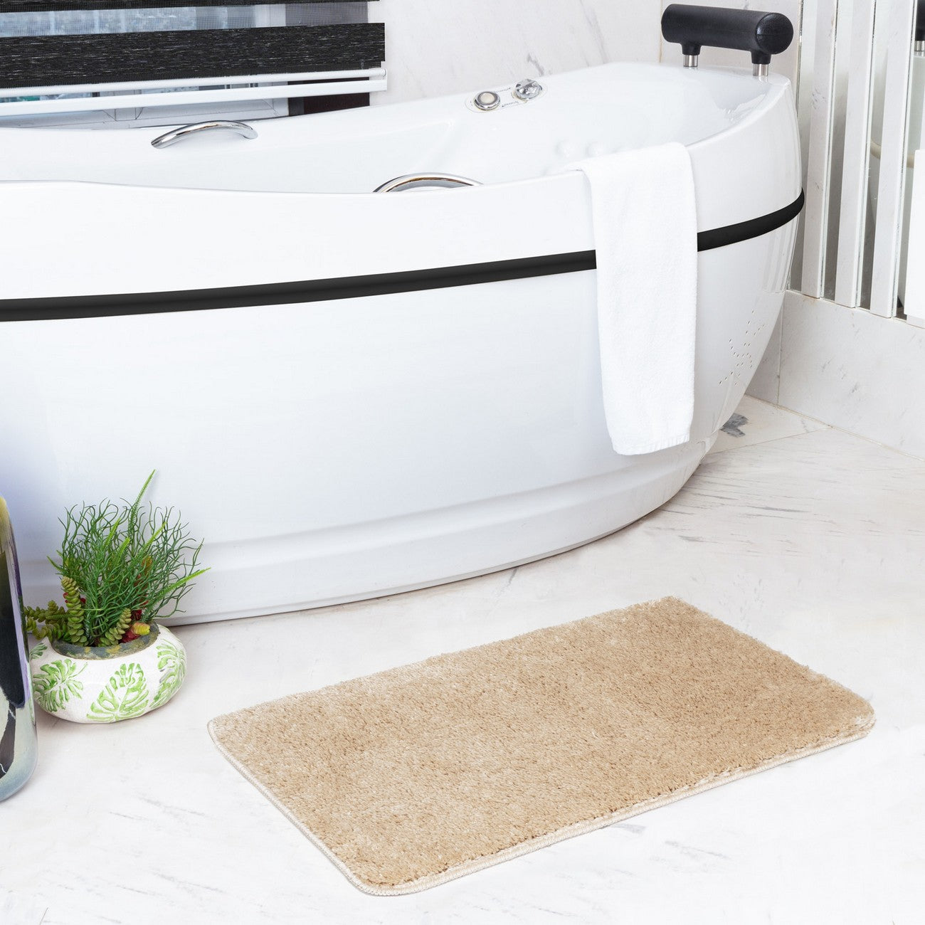 JUNE Machine Washable Non-Slip Beige Bathroom Rug Roomscene