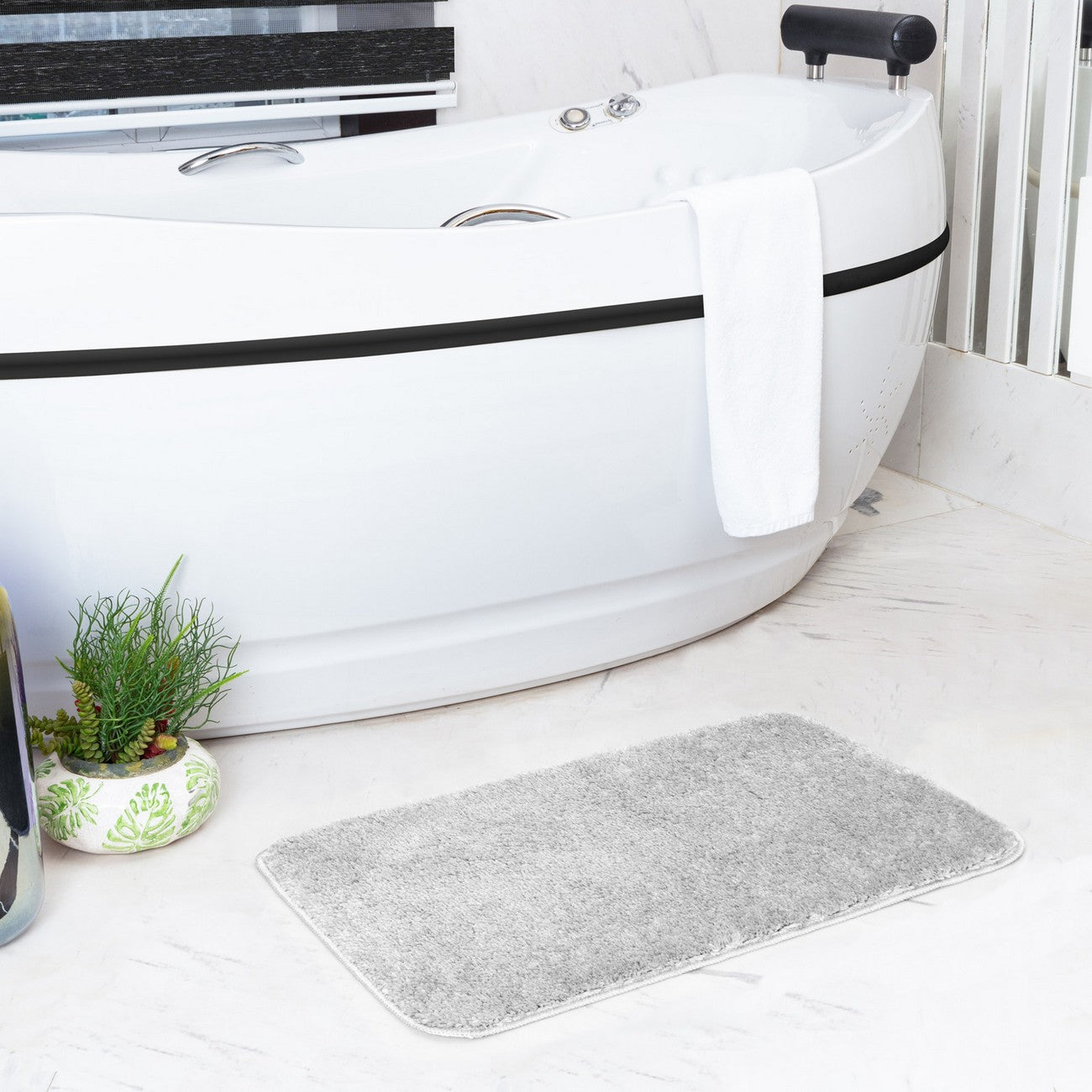 JUNE Machine Washable Non-Slip Light Grey Bathroom Rug Roomscene